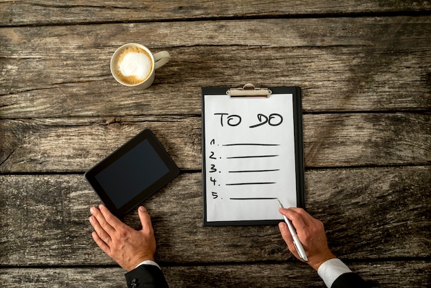 A checklist outlining the key steps for managing third-party vendors, including due diligence, contract negotiation, and ongoing monitoring.